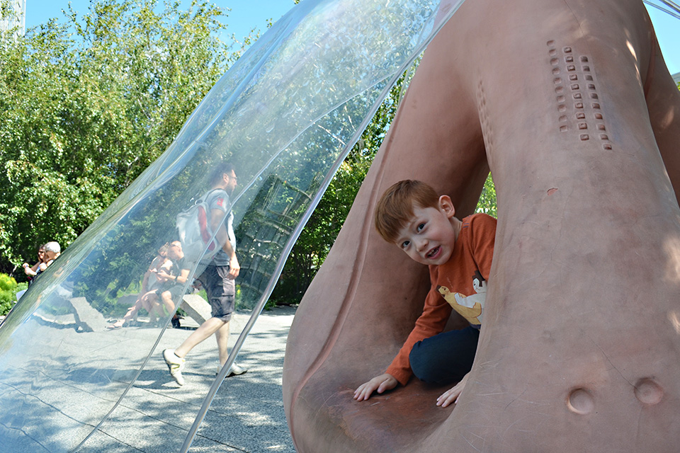 Chelsea With Kids: 50 Fun Things to Do in This NYC Neighborhood Explore the art along the High Line. Photo by Sydney Ng